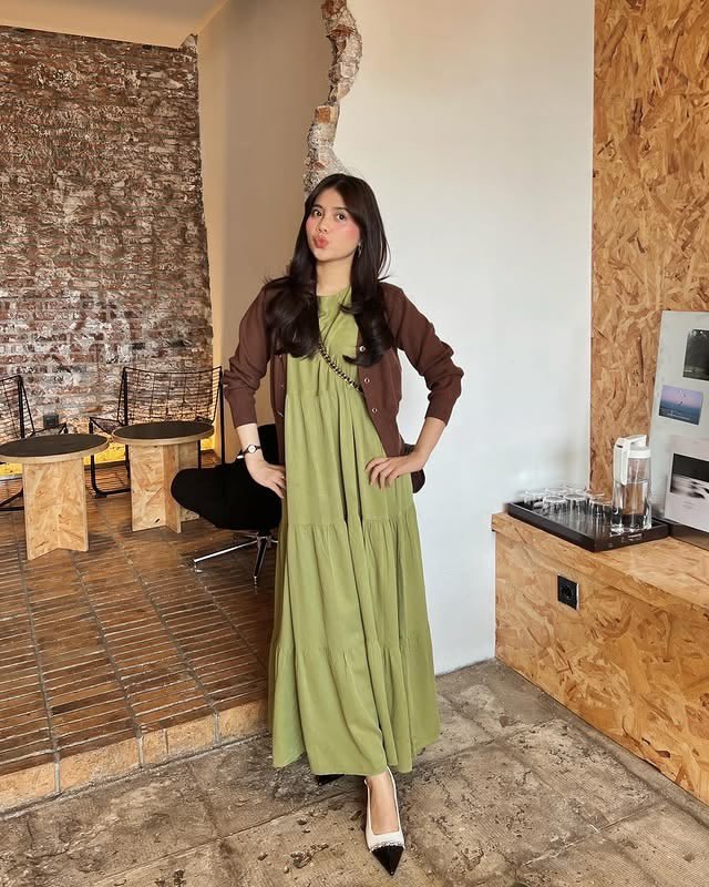 spilanmigel's tweet photo. Gak ekspek sama sekali kalo perpaduan ijo sage ketemu coklat tua bakal se-matching ini pas dipake keluar! Niat awalnya cuma pengen pake baju yang santai aja, tapi pas tiered dress ijo ini ditumpuk cardi rajut coklat, hasilnya malah kelihatan niat dandan😭 https://t.co/u7J70ivueX
