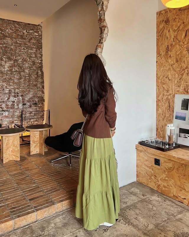 spilanmigel's tweet photo. Gak ekspek sama sekali kalo perpaduan ijo sage ketemu coklat tua bakal se-matching ini pas dipake keluar! Niat awalnya cuma pengen pake baju yang santai aja, tapi pas tiered dress ijo ini ditumpuk cardi rajut coklat, hasilnya malah kelihatan niat dandan😭 https://t.co/u7J70ivueX
