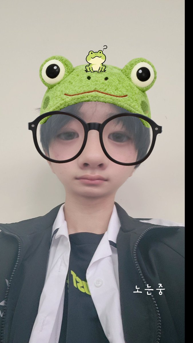 gloom_kitty_'s tweet photo. 학원에서 트위터하깅~ https://t.co/KHxkzlCfg5