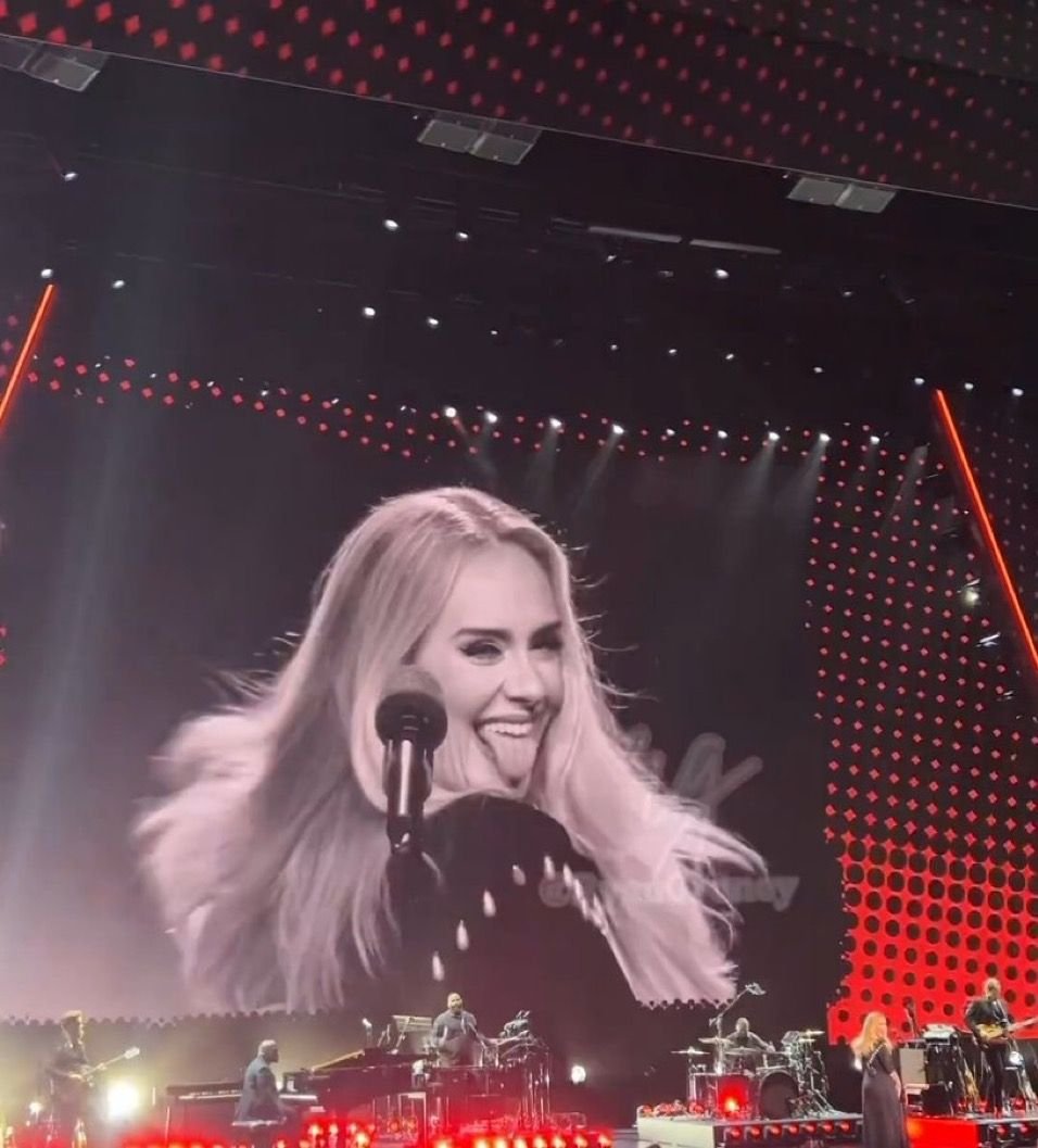 GoEasyonJaneDoe's tweet photo. Having the time of her on that stage https://t.co/DMZ4w77LWj