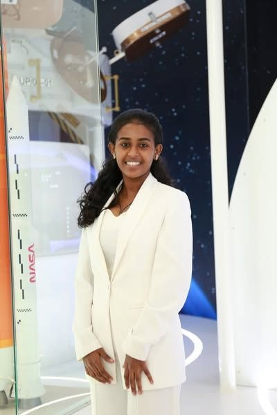 AbrarSuleiman's tweet photo. አጨብጭቡላት!
የመጀመሪያዋ #ኢትዮጵያ|ዊቷ እጩ ጠፈርተኛ እመቤት ሙሀባው ትባላለች!

የምትሰራበት የሕዋ ምርምር ተቋም በእ.አ.አ. በ2029 ወደጠፈር ለሚያደርገው ጉዞ እመቤትን ከተጓዥ ተመራማሪ ጠፈርተኞ መካከል አንዷ እንድትሆን መርጧታል።
#Ethiopia https://t.co/vpvQgNadmq