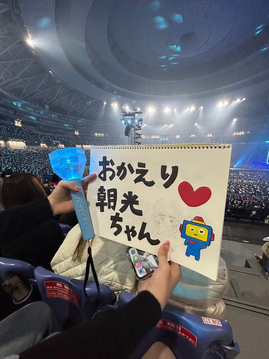 zukyunjunkyu's tweet photo. ハロツ懐古厨のトゥメは、一旦全員、これを聞いてください。
treasure達がお着替えや、お直ししてる間に
各自、家やコンビニで準備したボードを
モニターに必死にアピールしていたあの時間 https://t.co/DtBOSb59uz