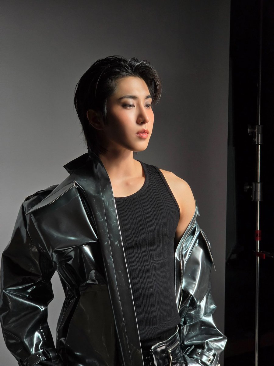 mnlveer's tweet photo. อวยทีเพราะสวย สวยอิเหี้ย ใช้คำว่าสวยได้เปลืองมาก ละฮีทำได้หมด หวานแบบเฟมินีนก็อยู่ หล่อเท่ห์แบบมัสคูลีนก็ได้ ไร้ขอบเขตของคำจำกัดเพศ ยิ่งขายเครื่องสำอางอีก โคตรจะเหมาะ แก้มจมูกปากอิ่มรับกันหมด ผิวน้ำผึ้งสวยส่งบลัชกับอายแชโดวเลยแบบตะโกน กราบละ https://t.co/RBxxeyjeRd
