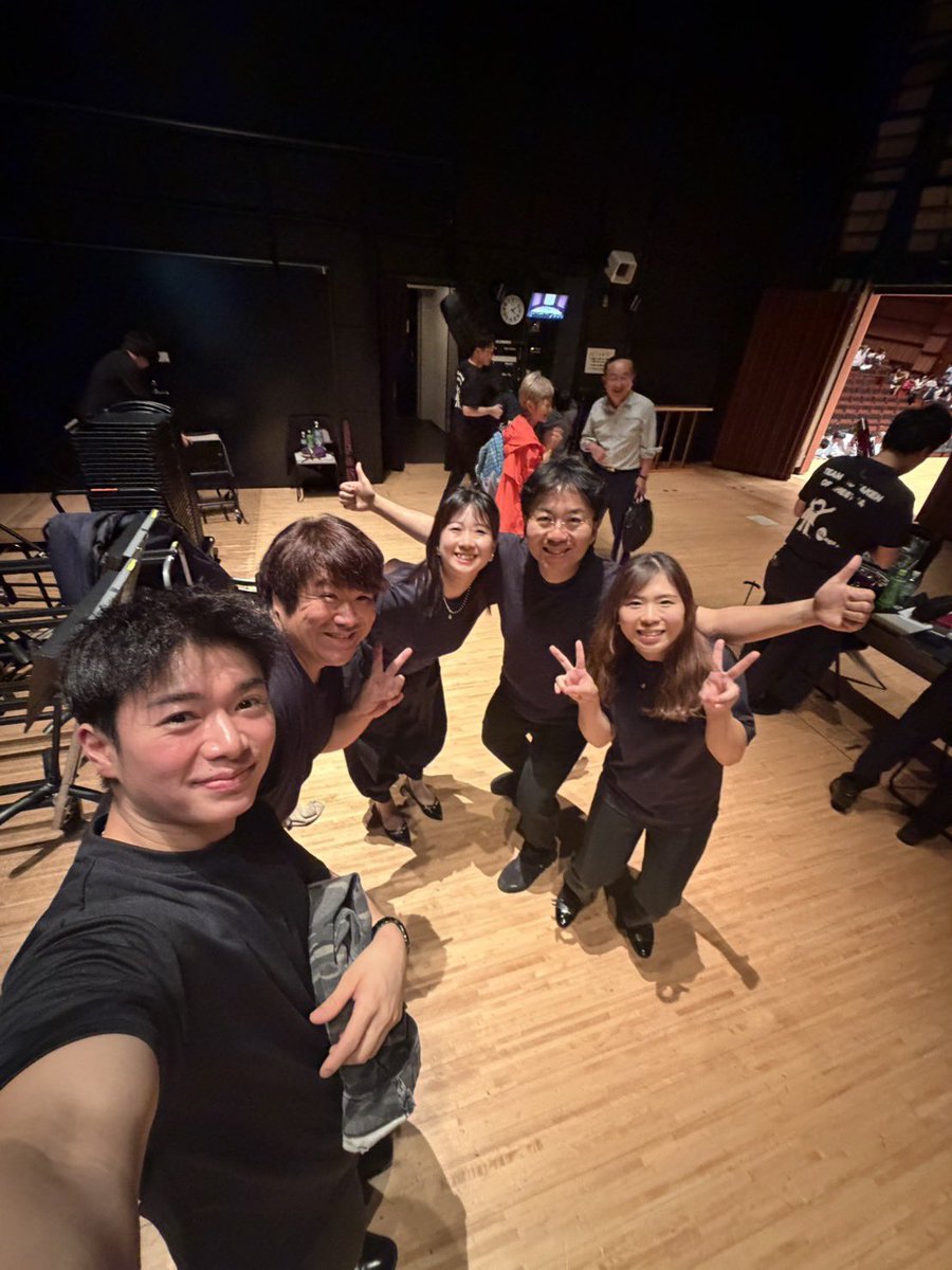 koujirou526's tweet photo. 小林研一郎指揮「コバケンとその仲間たちプレミアムオーケストラ」いわき芸術文化交流館アリオスの、包み込むような美しい響きの中で、満席のお客様とともに『新世界より』と『アイーダ』の凱旋行進曲を演奏させていただきました。

『アイーダ』ではバンダと1stのパートをを交互に担当し、楽譜を行ったり来たりと、音楽の内外を行き来するような緊張感があり、、かなり大変でしたが、コバケン先生の炎のタクトに乗ると、その忙しささえも楽しい時間に変わっていくのが不思議です😊そして『新世界』のコラール。何度吹いても、胸の奥にじわっと染み入ります。いわきの空気の中でその一音一音を届けられたことが、私自身にとっても特別な記憶になりました。

いわきは、ほんとうに良いところです。先生の母校・磐城高校の吹奏楽部が全国大会に出場されていると聞き、会場にいらっしゃった関係者の方々とも自然と話が弾みました。ウェルカムパーティーでは、先月と先週に審査で伺った東北大会で演奏を聴かせてくださった関係者の方と再会でき、「あの時のあのフレーズが」と東北の吹奏楽の熱がそのままつながっていくようで、嬉しくて仕方がありませんでした。審査員として各地を回っている私にとっても、胸が熱くなる瞬間でした。

本日の午前中は、市内の小・中学生約1300人の前で演奏。きらきらした目が客席一面に並び、凱旋行進曲のファンファーレが終わった瞬間の拍手の大きさに、こちらが勇気をもらいました。その余韻のまま、すぐにお昼の公演へ。休む間もなく舞台に立つ忙しさの中で、「いま、この街の子どもたちと、このホールの響きと、コバケン先生の炎が同じ時間を共有している」と感じられたのが、何より幸せでした。アリオスの良き響きは、演奏する側の心までそっと整えてくれます。
また、いわきで、東北の皆さまの前で演奏できますように。
ありがとうございました。
