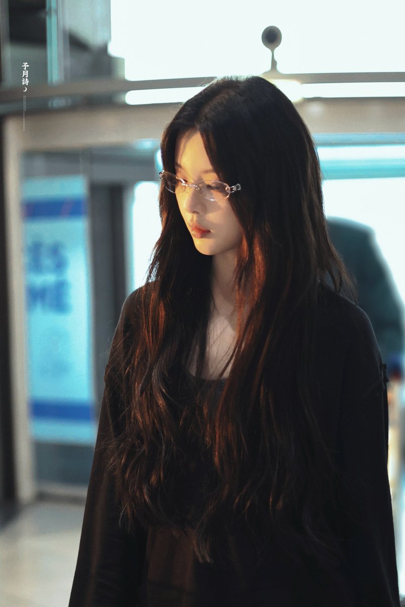 yueicee's tweet photo. i love how she looks straight out of a drama even in her daily pics https://t.co/7SSyXP3zUC