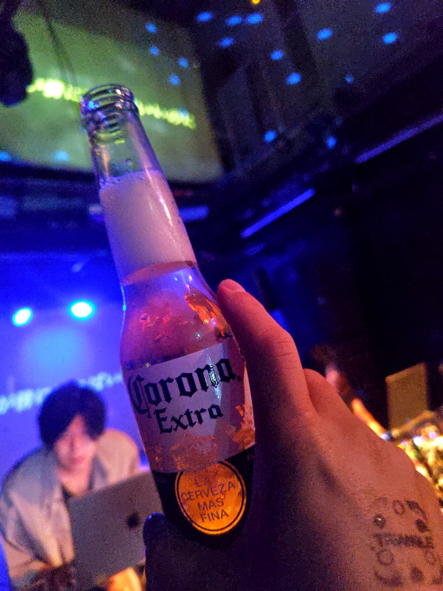 7nekomata's tweet photo. ライブ最高。

箱では瓶を飲みたくなる。

演者さんも物販さんもお疲れ様でした。

#ライブ #酒と音楽と喧騒 https://t.co/mJE9suesjB