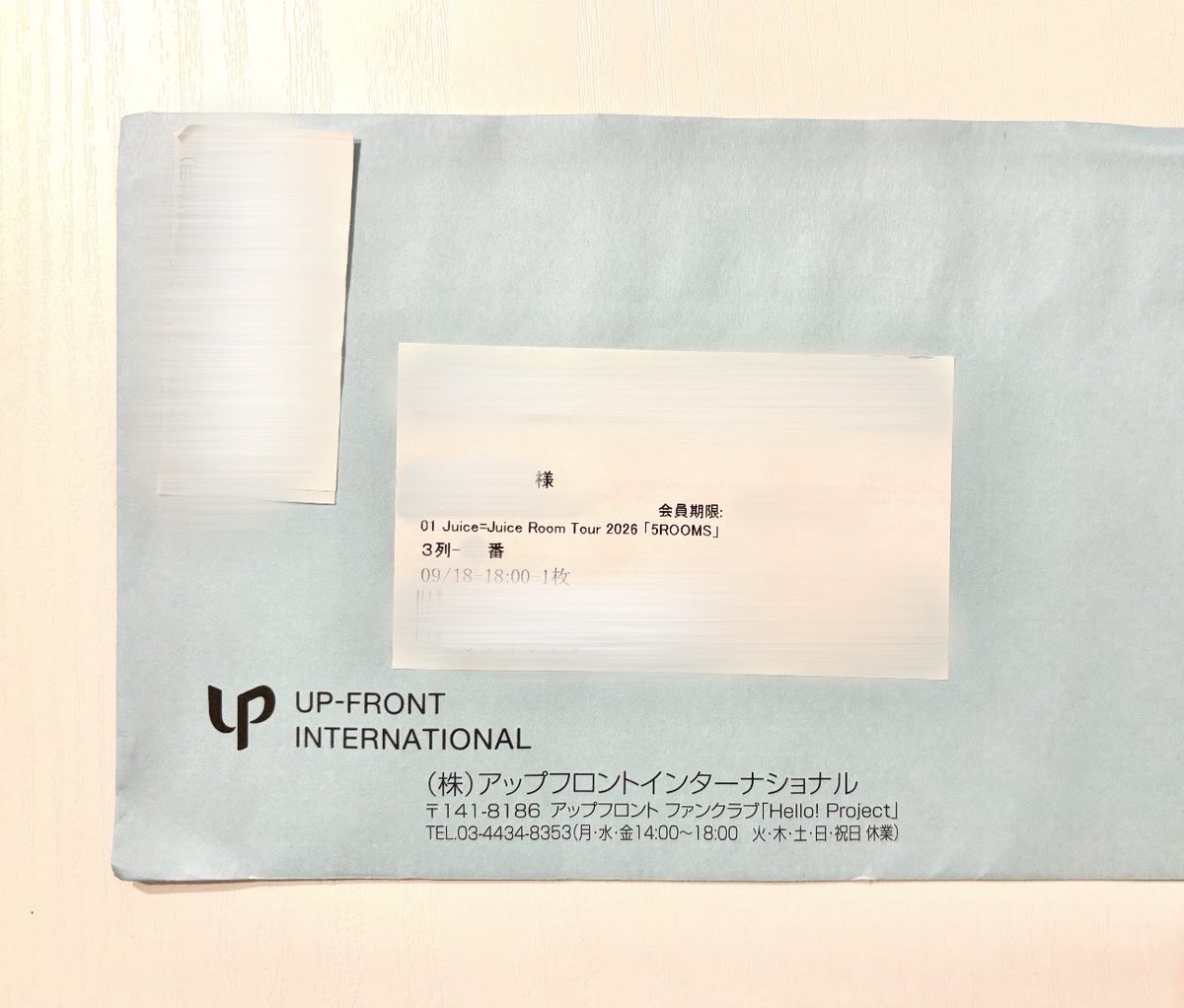 ___Inoue_r_e_i_'s tweet photo. ハロプロのライブチケ郵送でまずびっくり。
座席確認するために封筒開けようと思ったら封筒に座席書いてあってびっくり。
しかも座席3列目でびっくり。
情報量多すぎて笑った
まじで初のjuice単独ライブ楽しみ💭🕊️🫧
 #juicejuice https://t.co/ta2spsIz1f