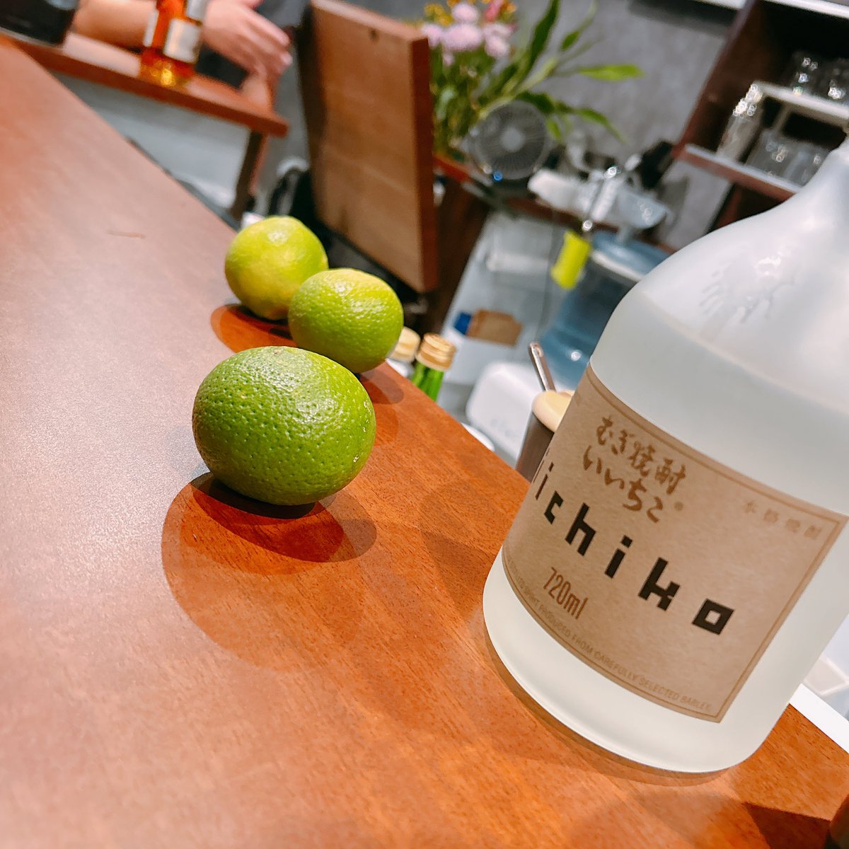 TaShonan's tweet photo. 昨日も飲み過ぎたけど今日は野毛飲み🍻😀
すだち🍊
きらりさんとの写真が飾られてたー🥰🖼️
#BarOto https://t.co/myzV8uqDyb