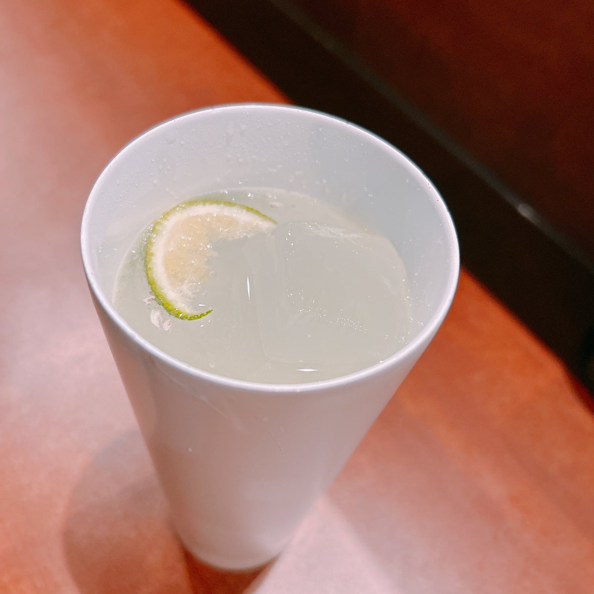 TaShonan's tweet photo. 昨日も飲み過ぎたけど今日は野毛飲み🍻😀
すだち🍊
きらりさんとの写真が飾られてたー🥰🖼️
#BarOto https://t.co/myzV8uqDyb