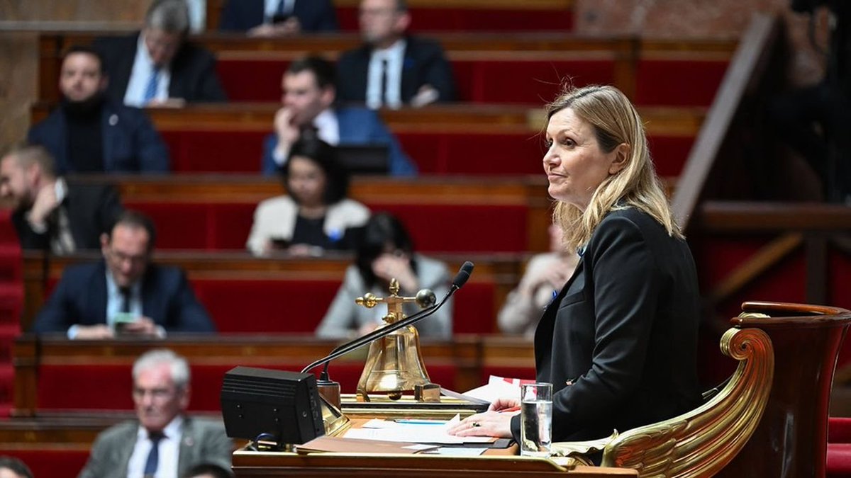 AlertesInfos's tweet photo. 🇫🇷 FLASH - Yaël Braun-Pivet estime qu’une baisse des indemnités des députés serait compliquée, rappelant qu’un député français est déjà payé 50% de moins qu’un député allemand, 30% de moins qu’un député britannique et 40% de moins qu’un eurodéputé. (BFMTV) https://t.co/p8VnlFLmmD