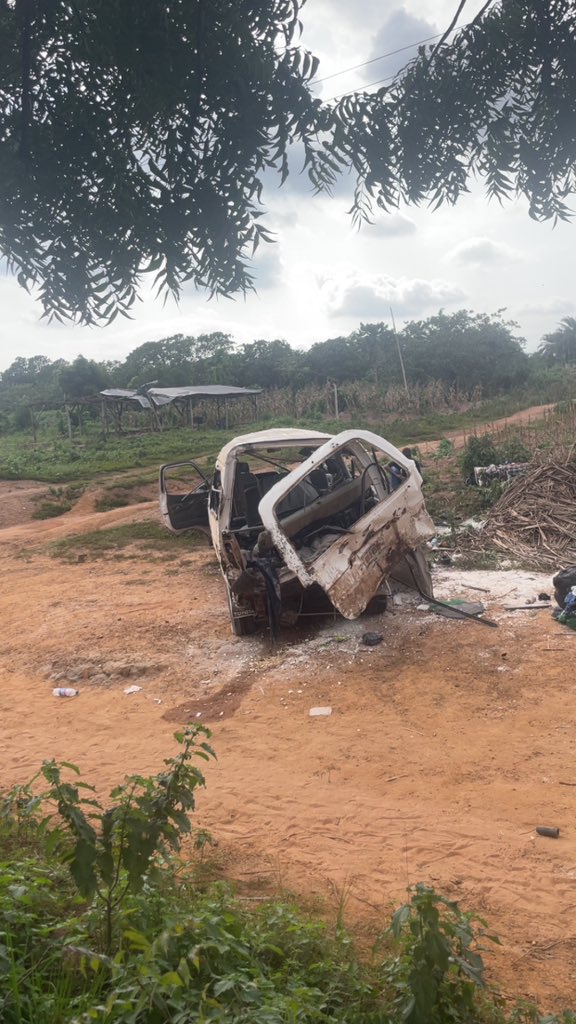unruly_szn_'s tweet photo. i was traveling from ilorin when this happened. god really saved me cos i was supposed to board this bus but i couldn’t cos they were waiting for the last passenger and i got to the park at the same time with one other guy but the other guy rushed into the bus as they signaled that there’s one seat left. fast forward to when we got to oyo-ogbomosho expressway i saw the same bus involved in an accident and they’ve rushed almost all the victims to lth.