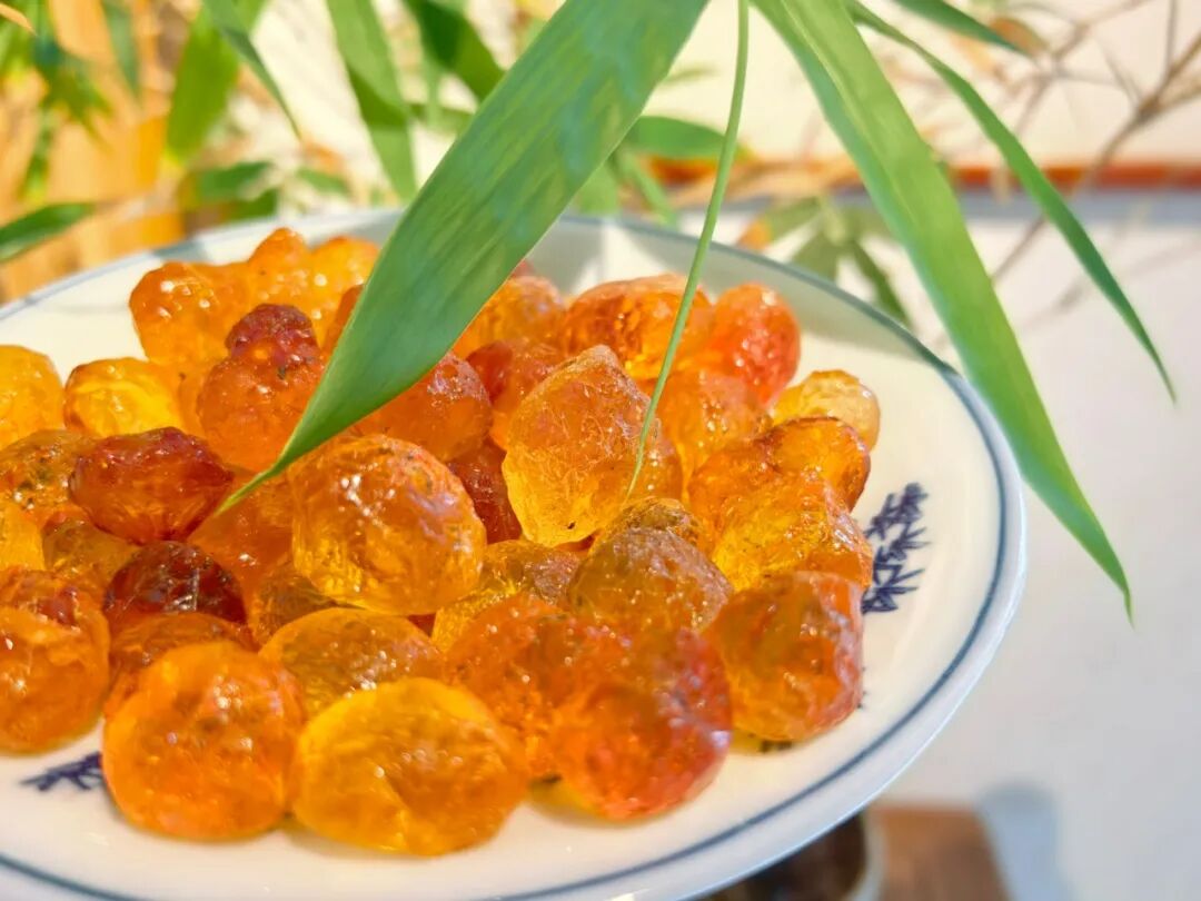 DiscoverHuishan's tweet photo. After the peach season, the orchards in Huishan district, Wuxi, offer an autumn treasure: peach gum. 
Hand-trimmed and sun-dried into amber-like pieces, it's used in herbal remedies and creative treats like stews, milk tea, and ice cream. 🍲 https://t.co/EQV7bbLltf