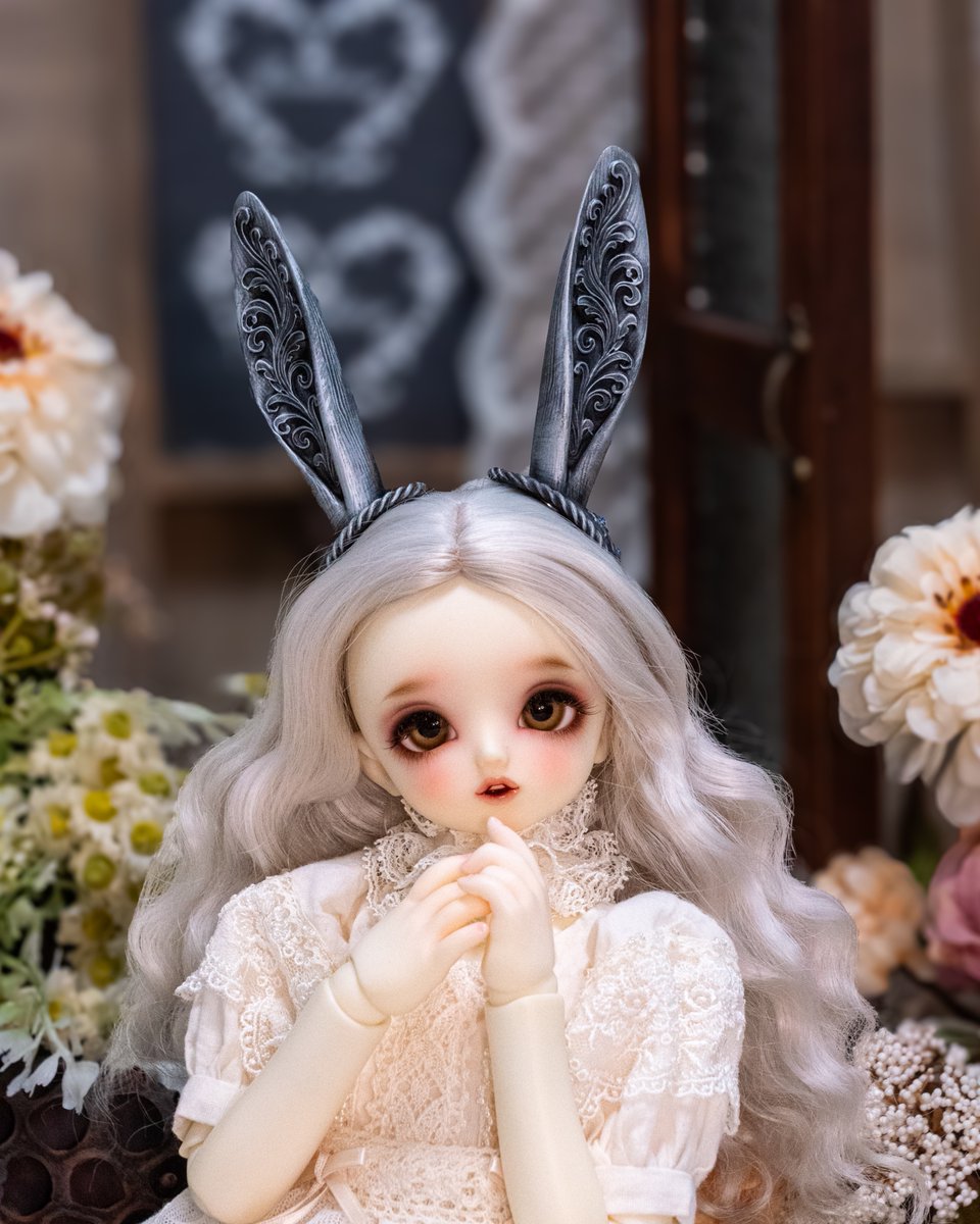 AtelierKurukuru's tweet photo. 【販売品6🐰】
うさぎ耳シュピット

銀-silver-
大サイズ/¥4500
小サイズ/¥3500

童話から抜け出したような、繊細なアンティーク模様のうさぎ耳シュピット🐰

サンプル写真では銀の大サイズをSDMが装着しています。SDとSDMでの差を見てもらえればと！

#アイドール
#アイドール大阪 https://t.co/R2PPWZnyuN
