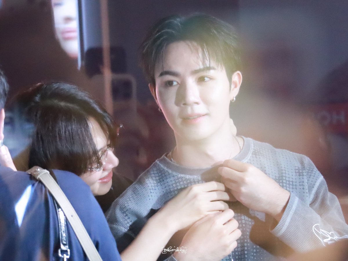 Pkimkey's tweet photo. ของขวัญจากคนพิเศษ 🤭

SUPER SUN EXHIBITION 
#ZeePrukExhibitionxSiamDiscovery

യ *◞ @zee_pruk @CwrNew
#ZeeNuNew
꒰ 📸 #PKZNNPhotos ꒱ https://t.co/bOmP0u0zo8