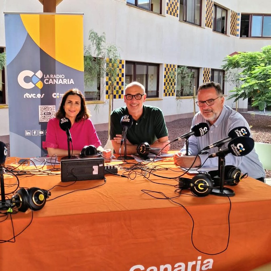 laradiocanaria's tweet photo. 🔵 Comenzamos nuestra estancia en El Médano con el consejero de @EducacionGobC, @PoliSuarez_LPGC.

📻 #LaAlpispaLRC
📡 https://t.co/KZup01Ioja https://t.co/ZRRaLa7ESJ