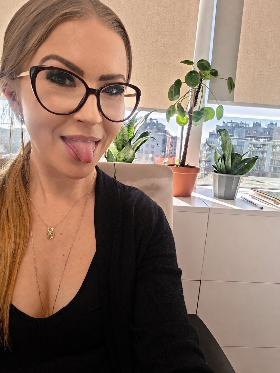 anetkalesniak's tweet photo. Hey guys. Whip out your big cocks and start jerking off. I love it when guys jerk off to me and cover me in cum.
#cocktribute #cumtribute #jerktribute #cumslut #whore #coverme #snowbunnny https://t.co/GgIIytsK37