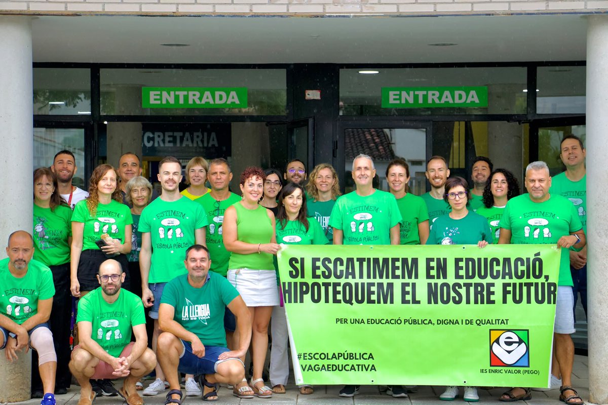 STEPV_Iv's tweet photo. Concentracions als centres educatius per la dignitat de l'escola pública. 

LA LLUITA CONTINUA!✊🏼💚

#11S

#MilloresLaborals 

#MilloresSalarials 

#LaLluitaContinua 

#EscolaPública 

#Guanyarem https://t.co/fIz0RzyPrG