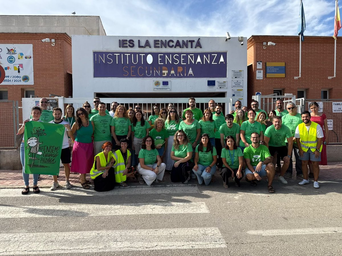 STEPV_Iv's tweet photo. Concentracions als centres educatius per la dignitat de l'escola pública. 

LA LLUITA CONTINUA!✊🏼💚

#11S

#MilloresLaborals 

#MilloresSalarials 

#LaLluitaContinua 

#EscolaPública 

#Guanyarem https://t.co/fIz0RzyPrG