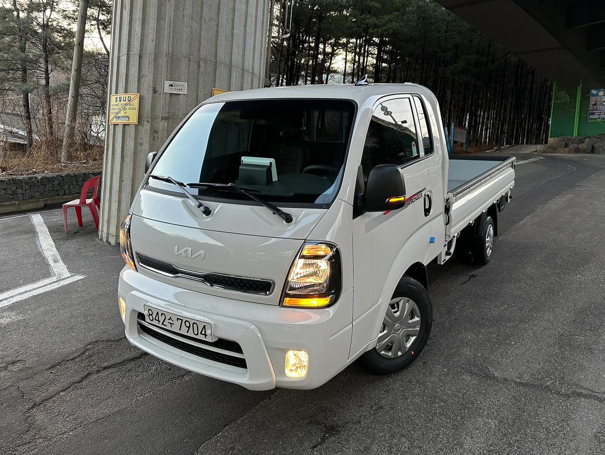 KenethMckeyyro's tweet photo. 2024 Kia Bongo 3 1-Ton LPG King Cab Long Wheelbase 2WD A/T GLS Plus Cargo, Clear White with brown interior. LPG replaces diesel: quieter, lively, economical, though unloaded ride and handling remain truck-like. https://t.co/gJm6kbFEmc