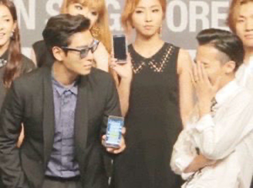 __jgjy's tweet photo. 누가보면 반지 주면서 청혼이라도 하는 줄 ㅋㅋ https://t.co/Ld3tasvdlT