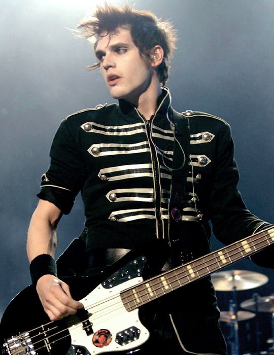 tldonpop's tweet photo. Mikey Way turns 46. https://t.co/AZIDMoon9M