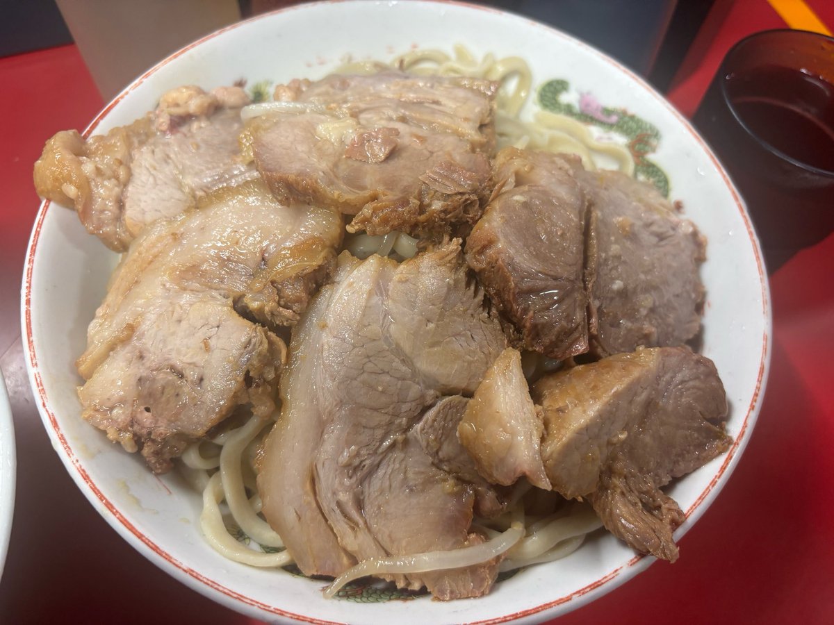 peloyan_248n's tweet photo. 9/10
ラーメン二郎 湘南藤沢店
小豚つけ麺 ウズラ ｱﾌﾞﾗ
@Verde_0722_548 くんと！ありがとうございます！
涼しい気候でしたがやはり食べておきたいつけ麺を！
安定の美味しさ！涼と量を感じます！
ブタも食べ応えあって最高！
アットホームな感じの店内で美味しく食べれた！
ごちそうさまでした！ https://t.co/JAaN9bjwf7