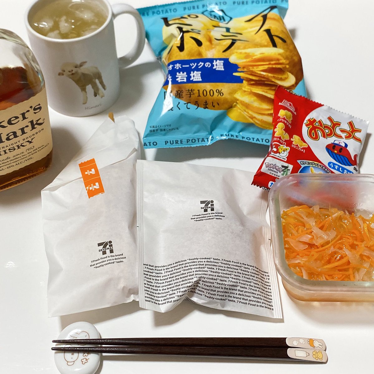 inuncu's tweet photo. 夫が飲み会の今夜は、ナナチキと唐揚げ棒の晩酌です。 https://t.co/M01X5PeeL2