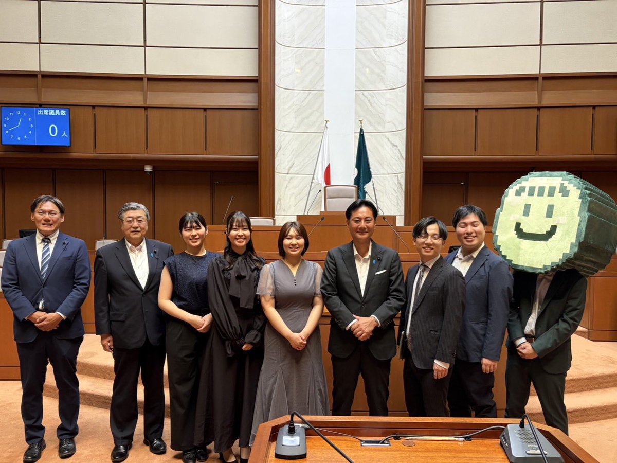 sasakikoshi's tweet photo. 第401回宮城県議会9月定例会が開会しました。

会期は35日間。
クマ被害防止対策やライフル射撃場整備などを含む40億4,600万円の一般会計補正予算案をはじめ、県政の重要課題について、議員皆さまとともに、県政が直面する課題に真摯に向き合い、活発な議論を重ねてまいります。

また、本日の県議会ラウンジコンサートは議場で開催し、合唱団Hakugaの皆さんが出演しました。

東日本大震災から生まれた合唱曲「群青」NHK復興支援ソング「花は咲く」など、心に響く歌声を届けていただきました。

#宮城県議会 #Hakuga #合唱団Hakuga #群青 #花は咲く #ラウンジコンサート #宮城県議会議員 #宮城県議会議長