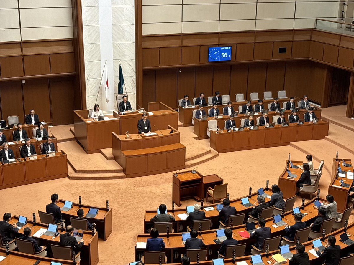 sasakikoshi's tweet photo. 第401回宮城県議会9月定例会が開会しました。

会期は35日間。
クマ被害防止対策やライフル射撃場整備などを含む40億4,600万円の一般会計補正予算案をはじめ、県政の重要課題について、議員皆さまとともに、県政が直面する課題に真摯に向き合い、活発な議論を重ねてまいります。

また、本日の県議会ラウンジコンサートは議場で開催し、合唱団Hakugaの皆さんが出演しました。

東日本大震災から生まれた合唱曲「群青」NHK復興支援ソング「花は咲く」など、心に響く歌声を届けていただきました。

#宮城県議会 #Hakuga #合唱団Hakuga #群青 #花は咲く #ラウンジコンサート #宮城県議会議員 #宮城県議会議長