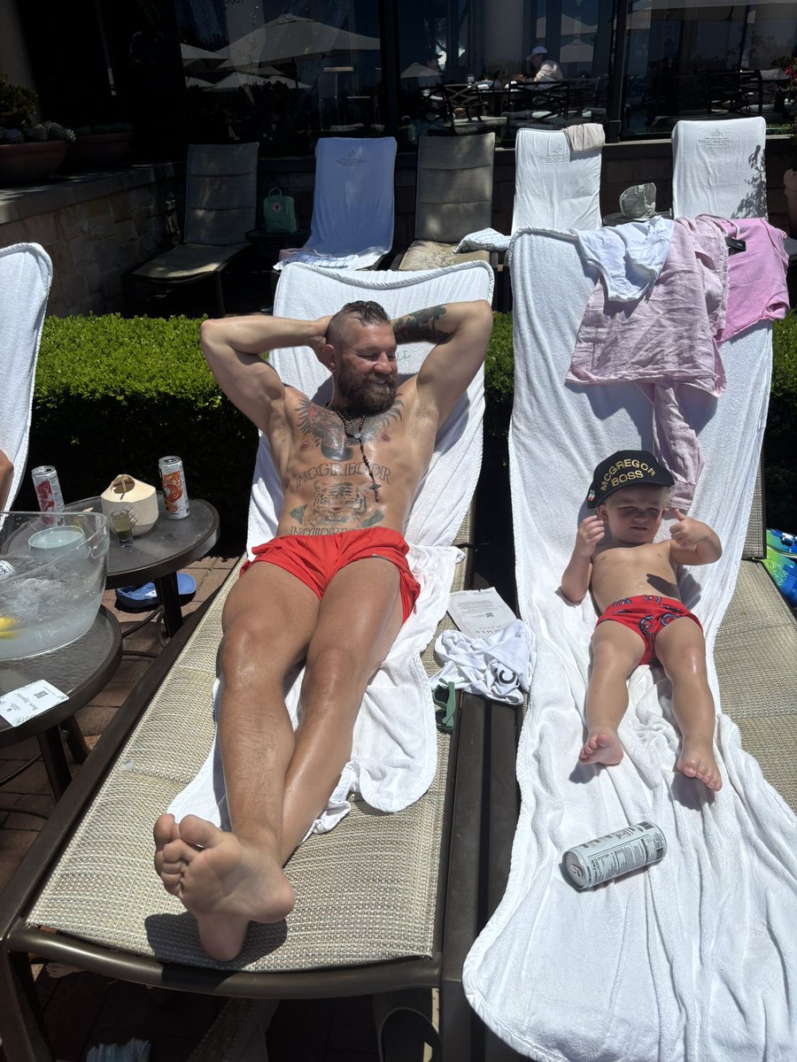 TheNotoriousMMA's tweet photo. The sun is ours! 🇮🇪 ☀️ https://t.co/6z04m4Bb9P