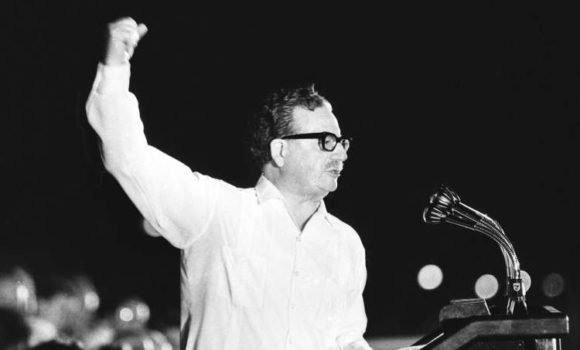 DrRobertoMOjeda's tweet photo. Conmemoraremos en pocas horas el aniversario de la gloriosa muerte de Salvador Allende. Se enfrentó al fascismo con dignidad y valor, por eso para él se abrieron las grandes alamedas de la Historia. Es una lección imperecedera. Gloria eterna. https://t.co/uPPr3dfp5r