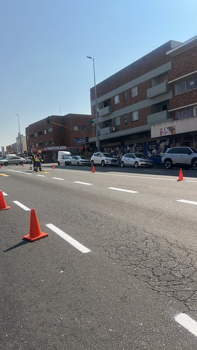 OfficialBCMM's tweet photo. ROAD MARKINGS | KUGOMPO CITY | OXFORD STREET 

Buffalo City Metro teams continue with service delivery work. Motorists are advised to proceed with caution as road markings are currently underway in KuGompo City at Oxford Street (infront of John Forbes Phamarcy) 

#ACityHardAtWork https://t.co/a3QQ43qdb5