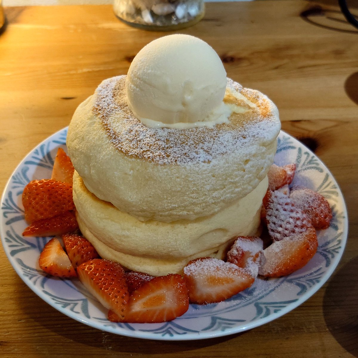 junkissa_mitos's tweet photo. 【今日の純喫茶☕02313：FRUITS PARLOR ASAKUSA YOROZU CAFE 444（浅草、2026年9月9日、初）】

パンケーキが名物、裏浅草の人気カフェ。
マツコの知らない世界にも登場。
苺スフレパンケーキも美味しかったです。

#JapaneseCafe
#FRUITSPARLORASAKUSAYOROZUCAFE444 https://t.co/t9eWU4IMXH