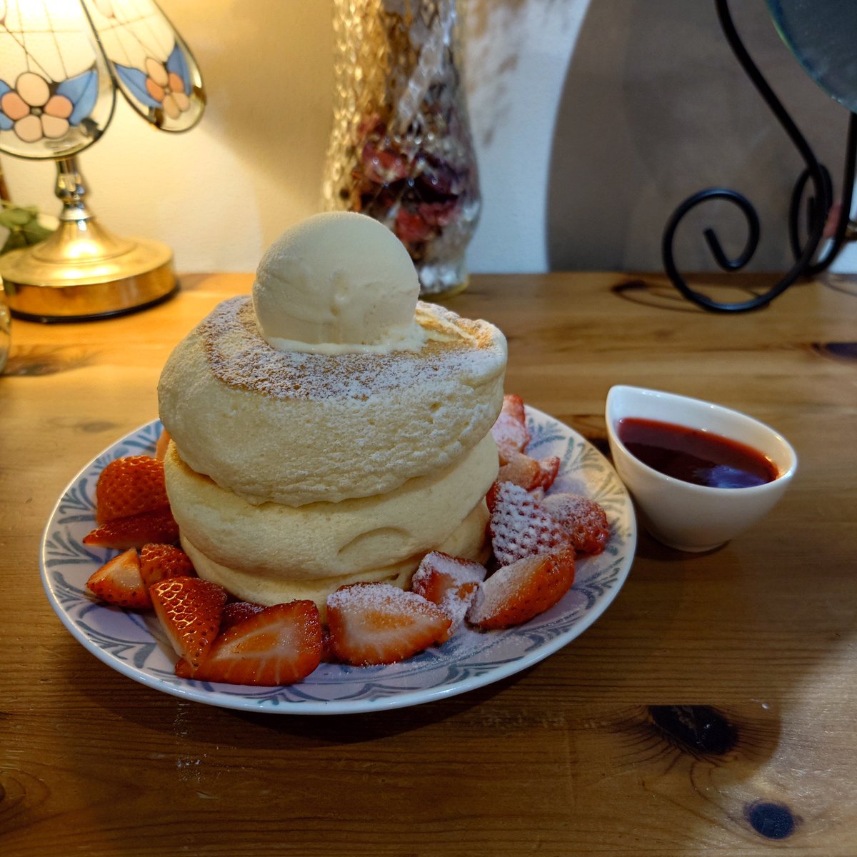 junkissa_mitos's tweet photo. 【今日の純喫茶☕02313：FRUITS PARLOR ASAKUSA YOROZU CAFE 444（浅草、2026年9月9日、初）】

パンケーキが名物、裏浅草の人気カフェ。
マツコの知らない世界にも登場。
苺スフレパンケーキも美味しかったです。

#JapaneseCafe
#FRUITSPARLORASAKUSAYOROZUCAFE444 https://t.co/t9eWU4IMXH
