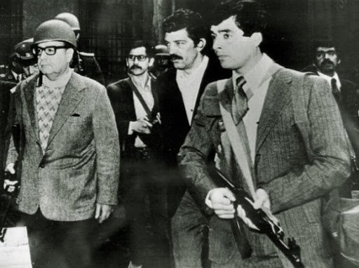 DrRobertoMOjeda's tweet photo. Conmemoraremos en pocas horas el aniversario de la gloriosa muerte de Salvador Allende. Se enfrentó al fascismo con dignidad y valor, por eso para él se abrieron las grandes alamedas de la Historia. Es una lección imperecedera. Gloria eterna. https://t.co/uPPr3dfp5r