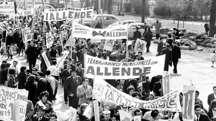 DrRobertoMOjeda's tweet photo. Conmemoraremos en pocas horas el aniversario de la gloriosa muerte de Salvador Allende. Se enfrentó al fascismo con dignidad y valor, por eso para él se abrieron las grandes alamedas de la Historia. Es una lección imperecedera. Gloria eterna. https://t.co/uPPr3dfp5r
