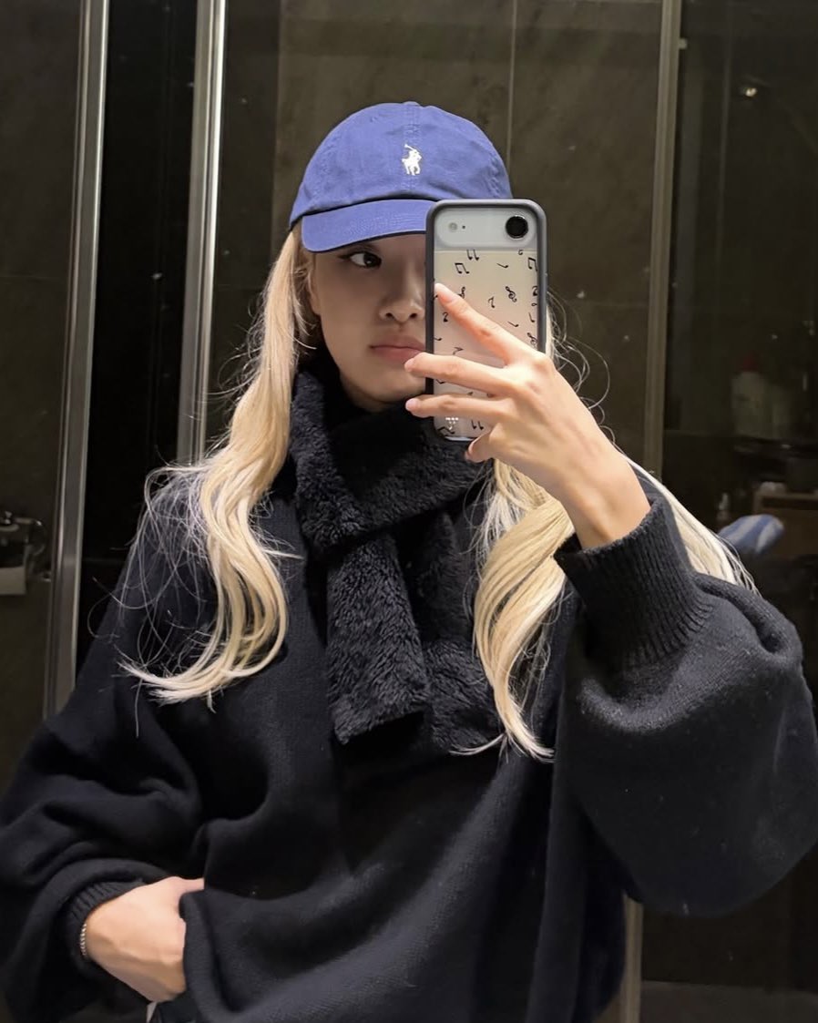 berburushopee's tweet photo. diantara mirror selfie ini kenapa iPhone 18 punya rose keliatan kayak editan😭 https://t.co/C7Qr3YhEtK