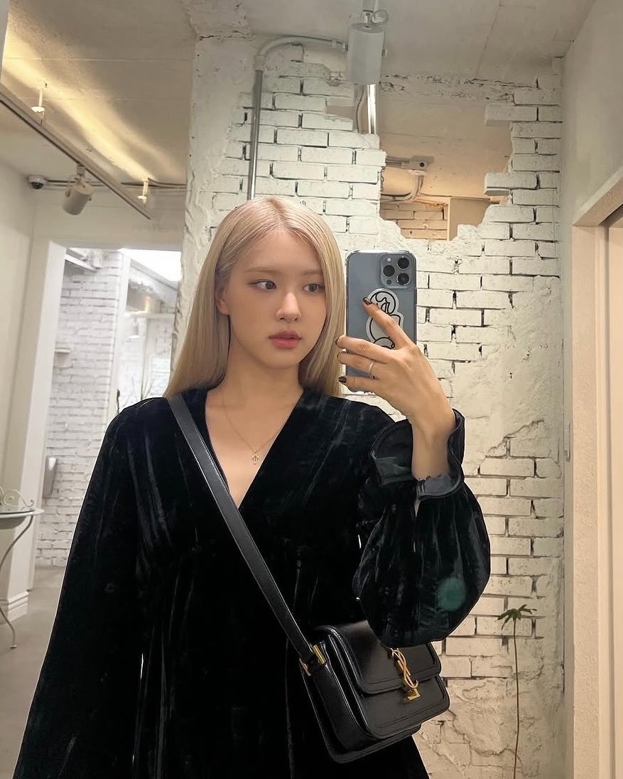 berburushopee's tweet photo. diantara mirror selfie ini kenapa iPhone 18 punya rose keliatan kayak editan😭 https://t.co/C7Qr3YhEtK