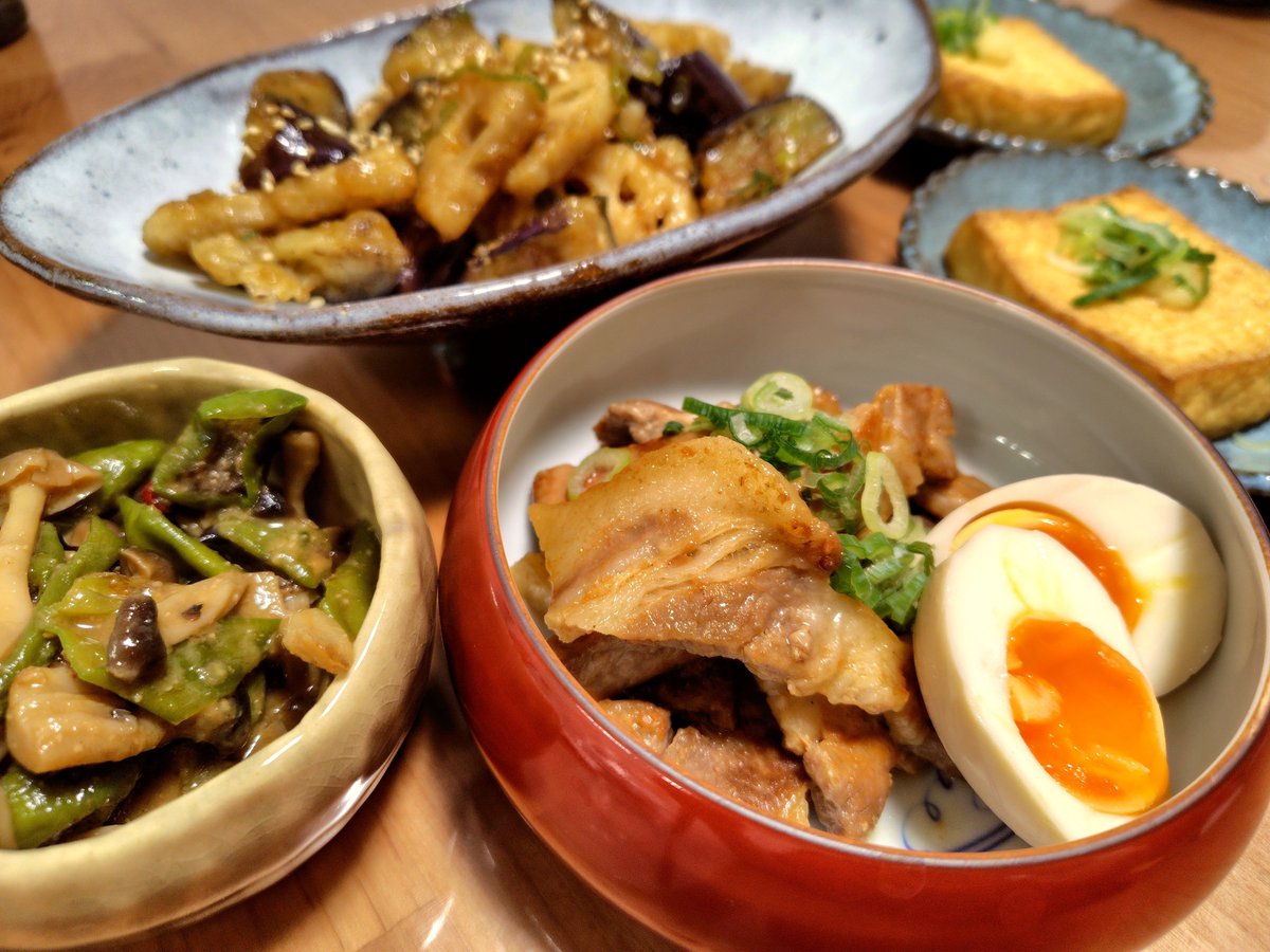 AC_cooking's tweet photo. 晩ごはん。

居酒屋風　味の濃いメニュー達。
蓮根と茄子の甘酢、豚肉の味噌焼き　半熟玉子添え、絹揚げの網焼き、万願寺唐辛子としめじの塩麹炒め、わかめのすまし汁（写真なし）

お酒は、丹山の純米原酒をオン・ザ・ロックで。

#料理人のお家ごはん
#料理人のお家居酒屋 https://t.co/1izWdvphue