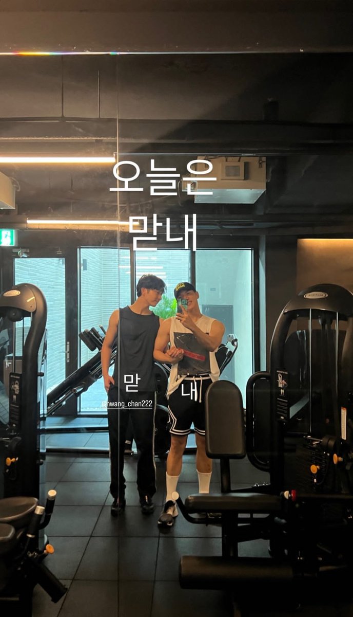 finupgirl's tweet photo. ㅋㅋㅋㅋㅋ얘넨 맨날 손잡아💜🩷 

꽃같은 나의 짐승돌들.. https://t.co/JcxS0CuJwd