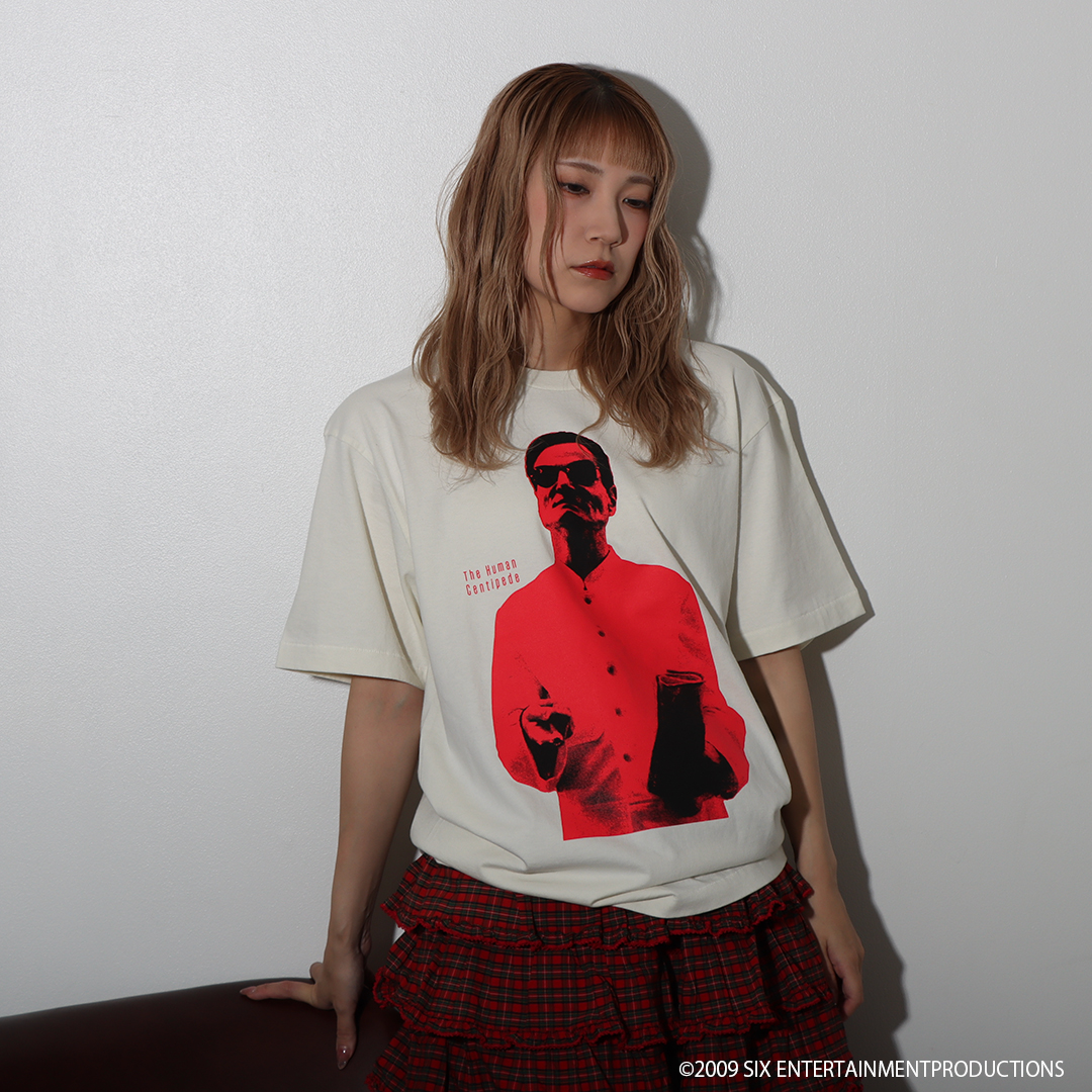 natalie_store's tweet photo. 【映画「ムカデ人間」】
フロントにハイター博士の姿をプリントしたTシャツ。
バックには被験者たちの目元と、劇中でプロジェクターから照射された手術計画図を配置しました。

ヴィンテージライクなダメージ加工を施したボディを使用しています。 

▼ご購入はこちら
https://t.co/WKJLn9pqDy https://t.co/OKOK2nqLjn