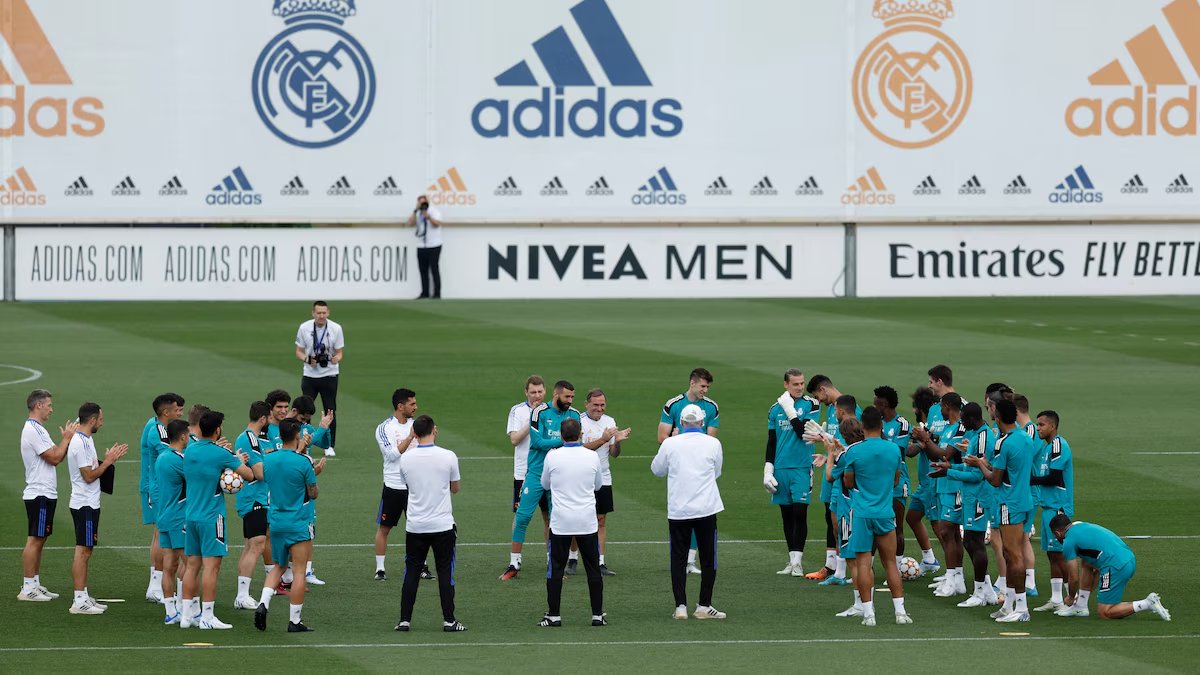 GravesenCF's tweet photo. Breve recordatorio de que Ancelotti en los partidos de entrenamiento ponía blancos contra negros y así se ahorraba los petos https://t.co/1z1JxpMjzQ