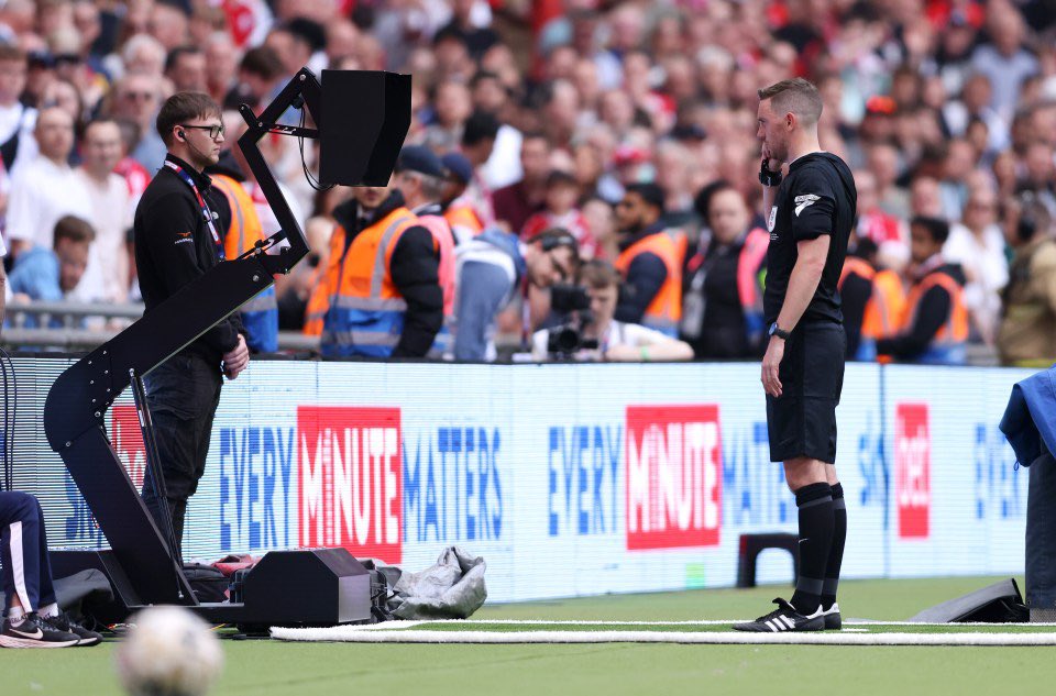 tinpotnproud's tweet photo. 🔱 Ben Toner has refereed 15 Crawley matches (W6 D3 L6), including the 2024 Wembley play-off final. He has shown 60 yellows (31 to CTFC), with three leading to red (2 to CTFC), one straight red (CTFC), and awarded three penalties (1 to CTFC).

#CRAvCLT https://t.co/byWmzn8706