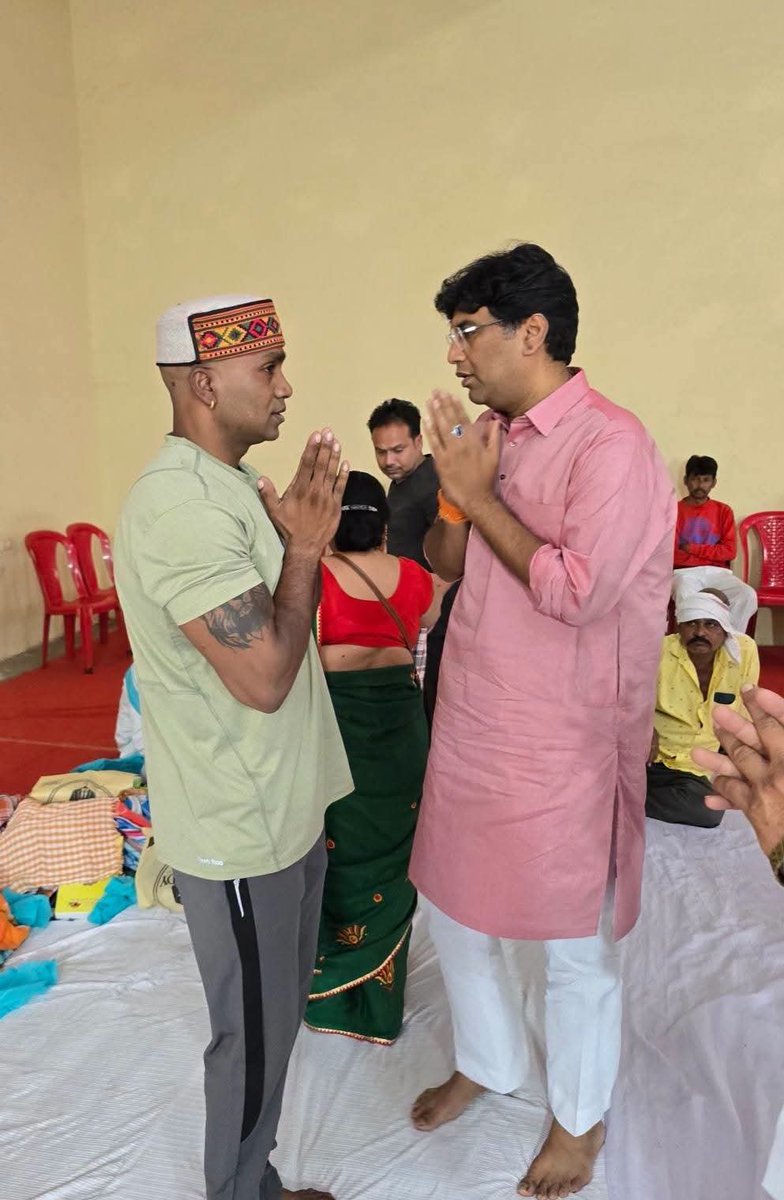 Saawansonkar's tweet photo. प्रिंस सोनकर जी के पूज्यनीय पिताजी स्व. श्री महेश कुमार सोनकर जी (मास्टर साहब) का देवलोक गमन हो जाने पर शोकाकुल परिवार में पहुंचकर शोक संवेदना व्यक्त की। https://t.co/XeutEnIap2