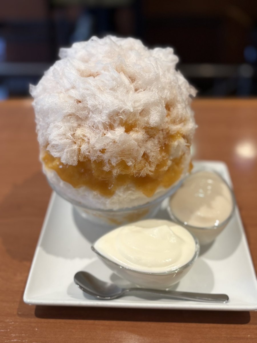 chige361's tweet photo. ネクタリンみるく（多分）にホイップと酒粕、かぼちゃみるくにラムレーズン https://t.co/LPrFAqbx5J