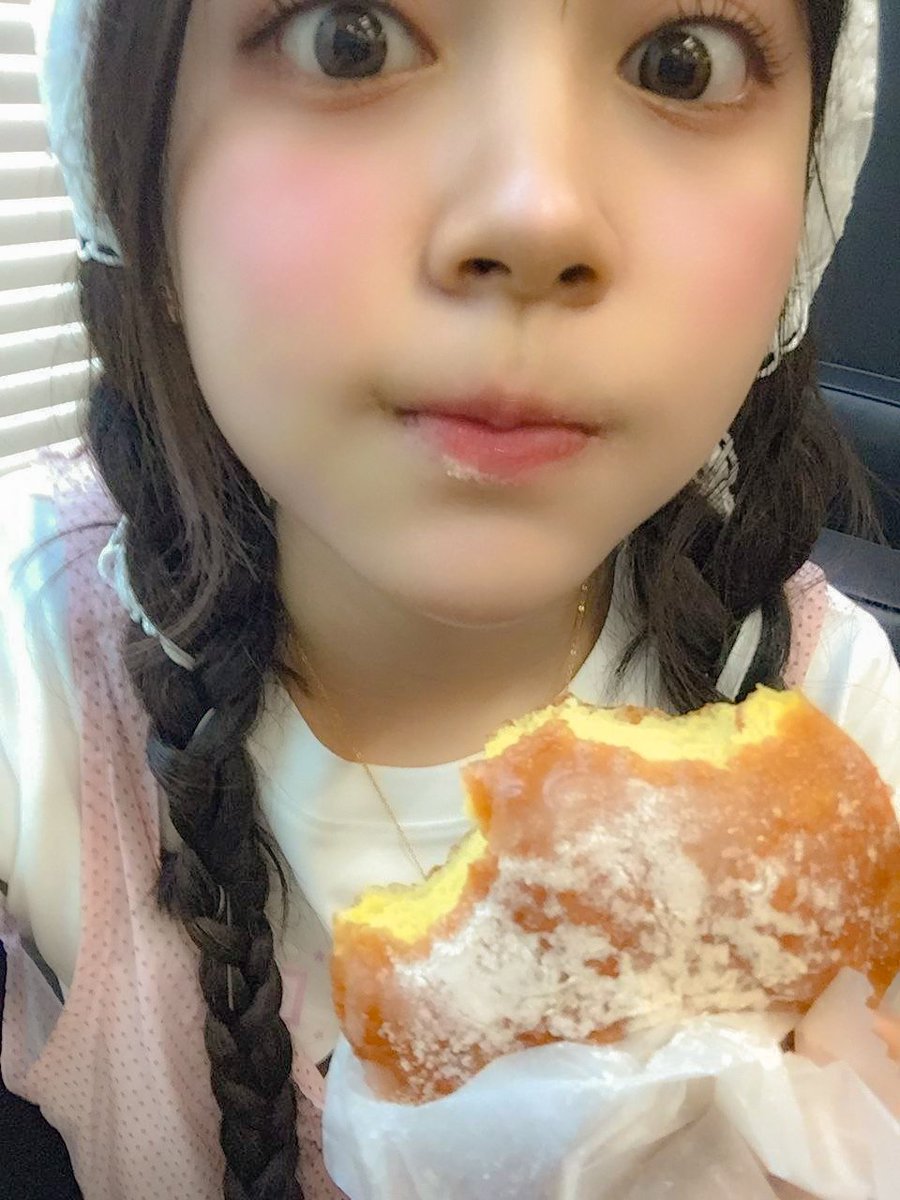 carmentyu's tweet photo. @riuyul nyaang⠀ nyaang~~⠀⠀ look!!⠀i⠀have  a  donut :›
i ⠀ate it ⠀and ⠀got⠀sugar⠀ on⠀ my⠀lips⠀ hehe.
dont⠀ laugh⠀ at ⠀me  i’m⠀ just⠀a⠀ little hungry.
it was yummy,  so i might eat another one later ♡ https://t.co/s5PorFsVfT