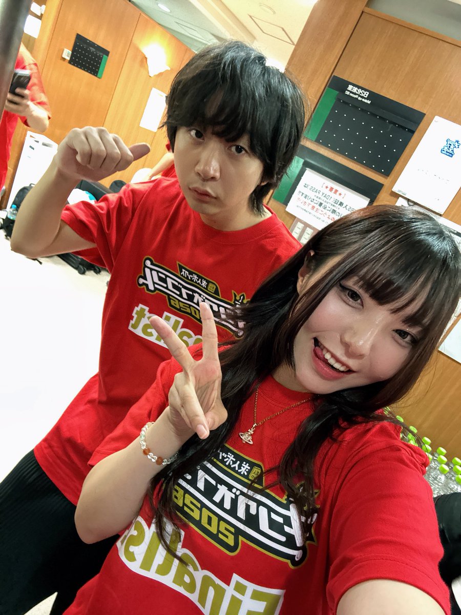 yoshirenalaser's tweet photo. 大学お笑いの同期、ヤッホイ泉と一緒に上がれたこともかなりアツくて嬉しい！！❤️‍🔥

ニッショーホールで君と固い握手を交わせるなんてな！🤝 https://t.co/u5OLo6nYvp