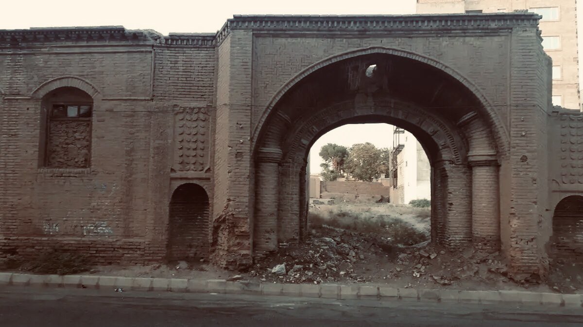 laleyevajgoon's tweet photo. .
چه سردر پرشکوهی داشته «کاروانسرای روس‌ها» که تخریبش کردند. دیگر کسی از این سردر نخواهد گذشت.
این شهر، پر از کاروانسراهای تاریخی است. از شهری که نام‌های دیرینش بیهق و ساسان‌‌آباد است، چه باقی خواهند گذاشت؟
به قول قاسم هاشمی‌نژاد عزیز:
چیزی دردناک‌تر از اکنون بر ما نخواهد گذشت.
. https://t.co/Ia9EiqV1Up