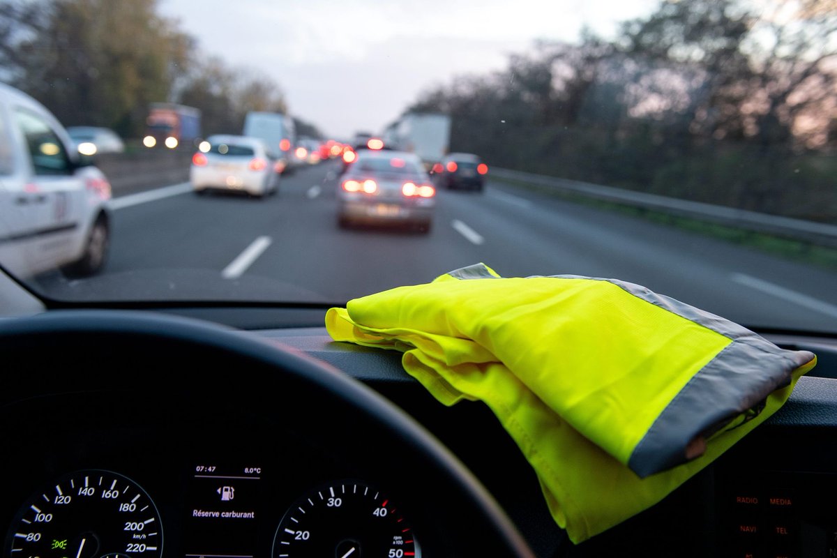 INFODUNORD's tweet photo. INFO 🇫🇷🦺 | Certains citoyens appellent à remettre les #Giletsjaunes sur les tableaux de bord des voitures afin de montrer que le mouvement reprend en ampleur. https://t.co/op3MpgCBjz