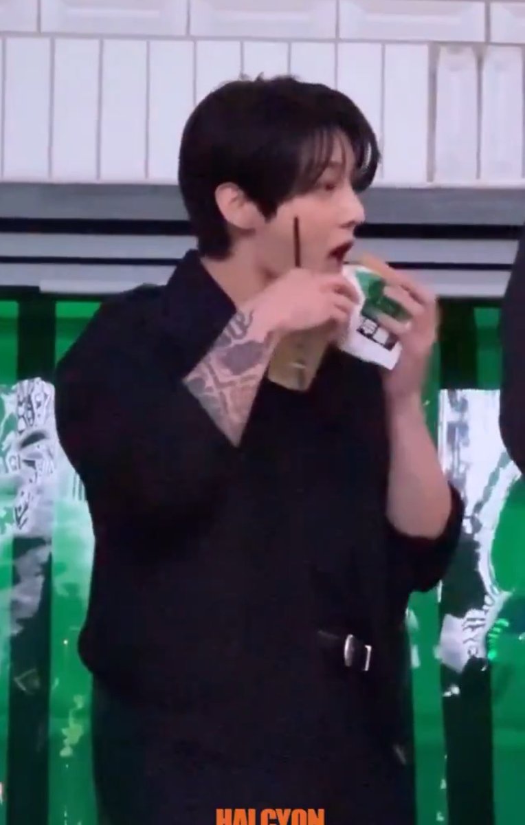 JUNG9795_'s tweet photo. liat jungkook 😭😭 nenteng makanan, nenteng minuman, dan tidak lupa sambil ngunyah dan sruputtt 😭🤏🏻 https://t.co/5auMs7ceyQ